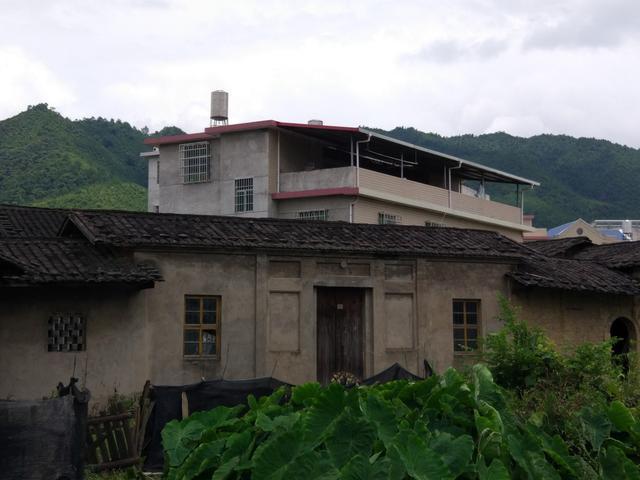 在农村,房子越来越多、越来越好,人却越来越少