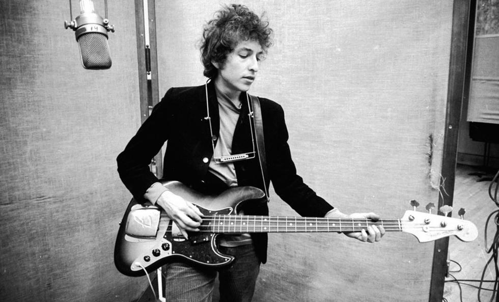 他于1963年发行第二张专辑《自由驰骋的鲍勃·迪伦》（The Freewheelin' Bob Dylan），专辑中十三首歌都是迪伦自己的创作，并因其受到伍迪·格思里而影响，以演唱抗议歌曲而出名，他这个时期最有代表性的歌曲之一，即《答案在风中飘》（Blowing in The Wind），在其后的反战和民权运动中被反复传唱，而很多人也是透过在电影《阿甘正传》中琼·贝兹对这首歌的翻唱而认识迪伦。