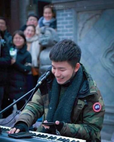 最近抖音上连音社爆红风里雨里,宽厚里撑伞等