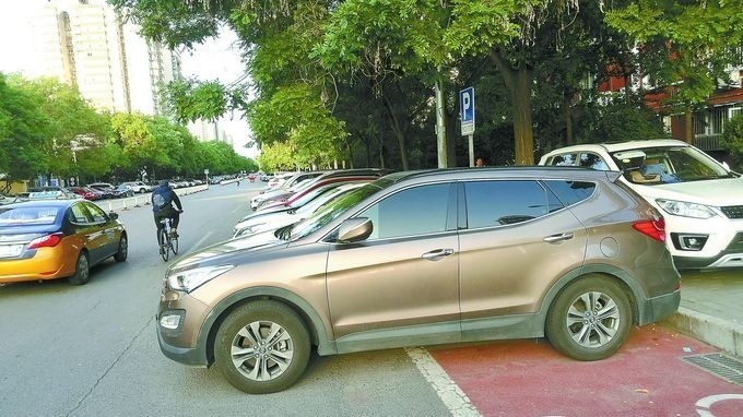 自行车道“断头”或成停车场 记者体验北京自行车道遭遇“梗阻”