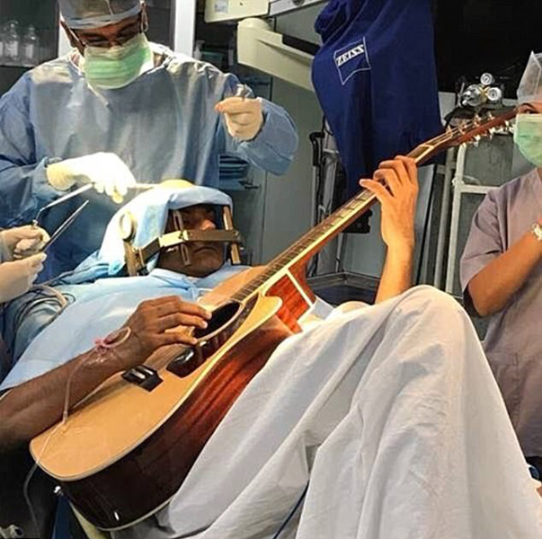 印患病男子开颅手术中弹吉他 全程意识清醒