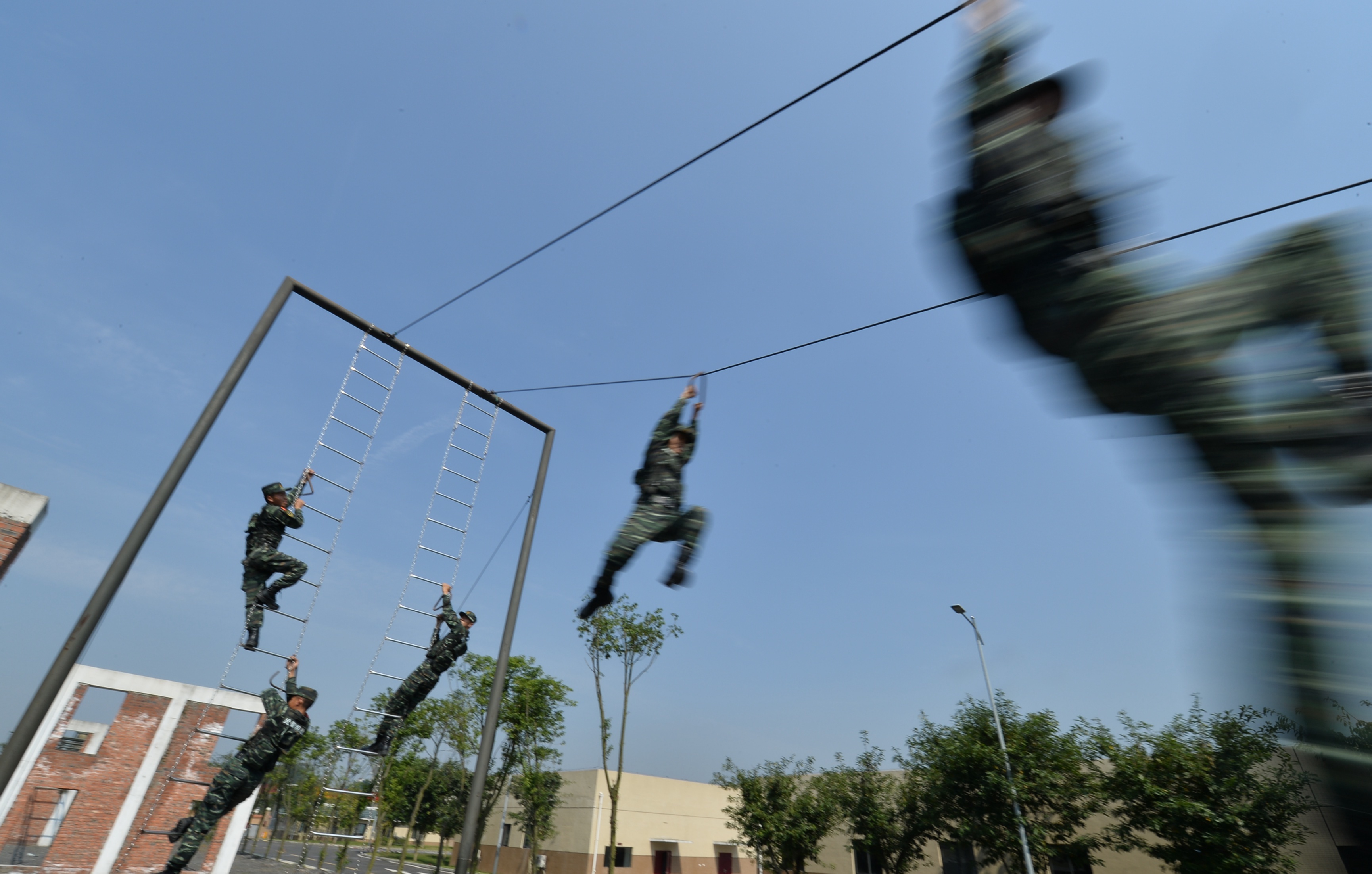 武警重庆总队组织特战队员进行越障课目训练。石路摄