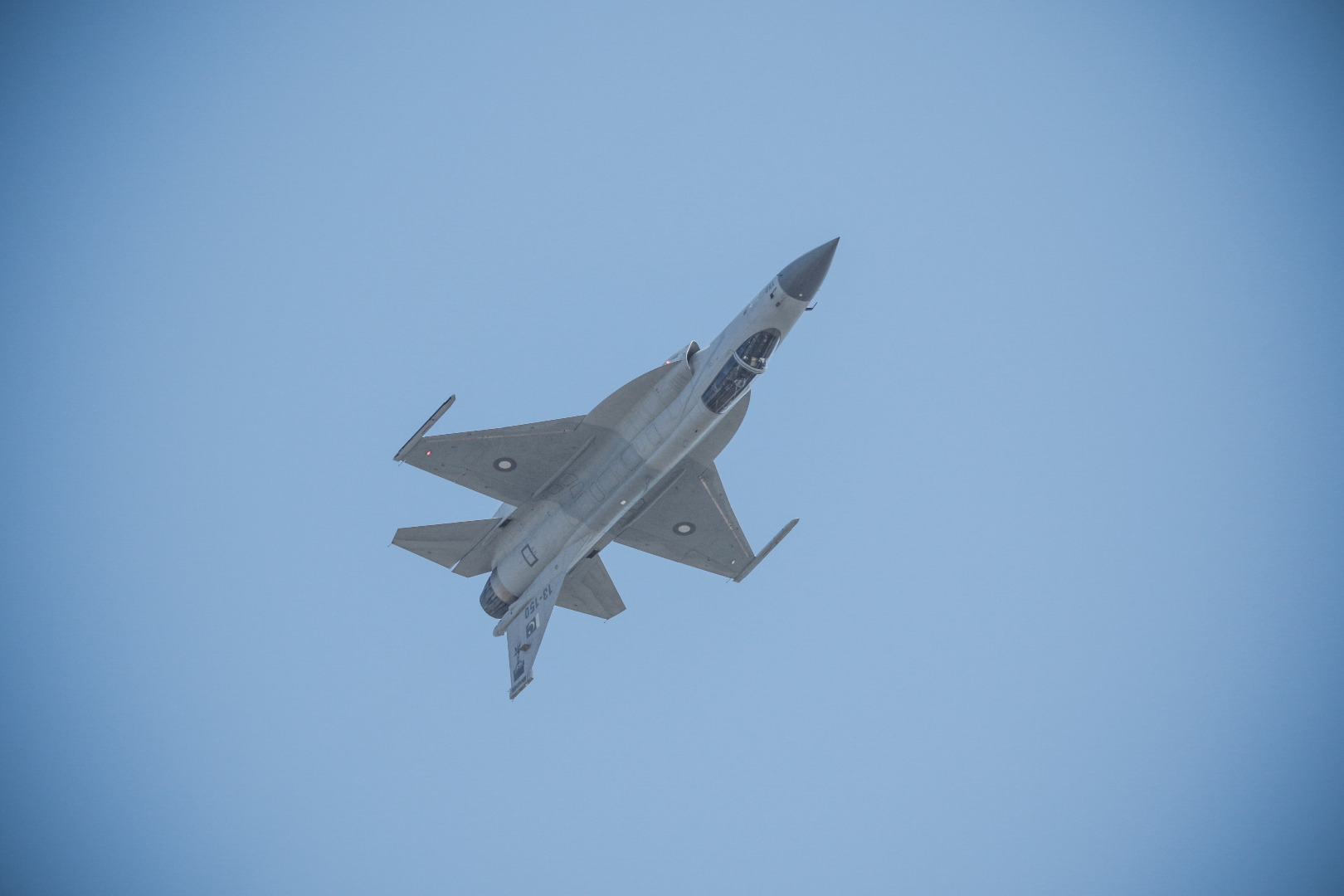 巴基斯坦枭龙战机在珠海航展亮相表演