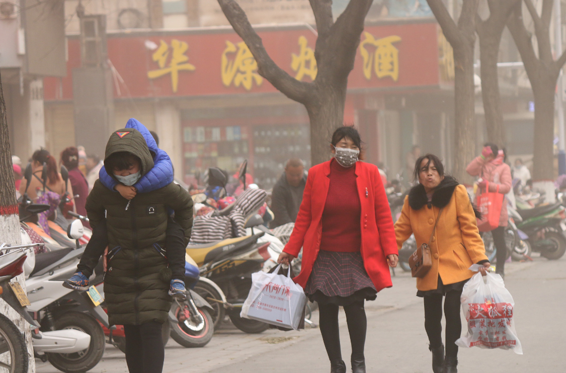 2018年11月25日，甘肃张掖突遭沙尘暴袭击。市民戴口罩、围巾蒙面，“武装“出行。