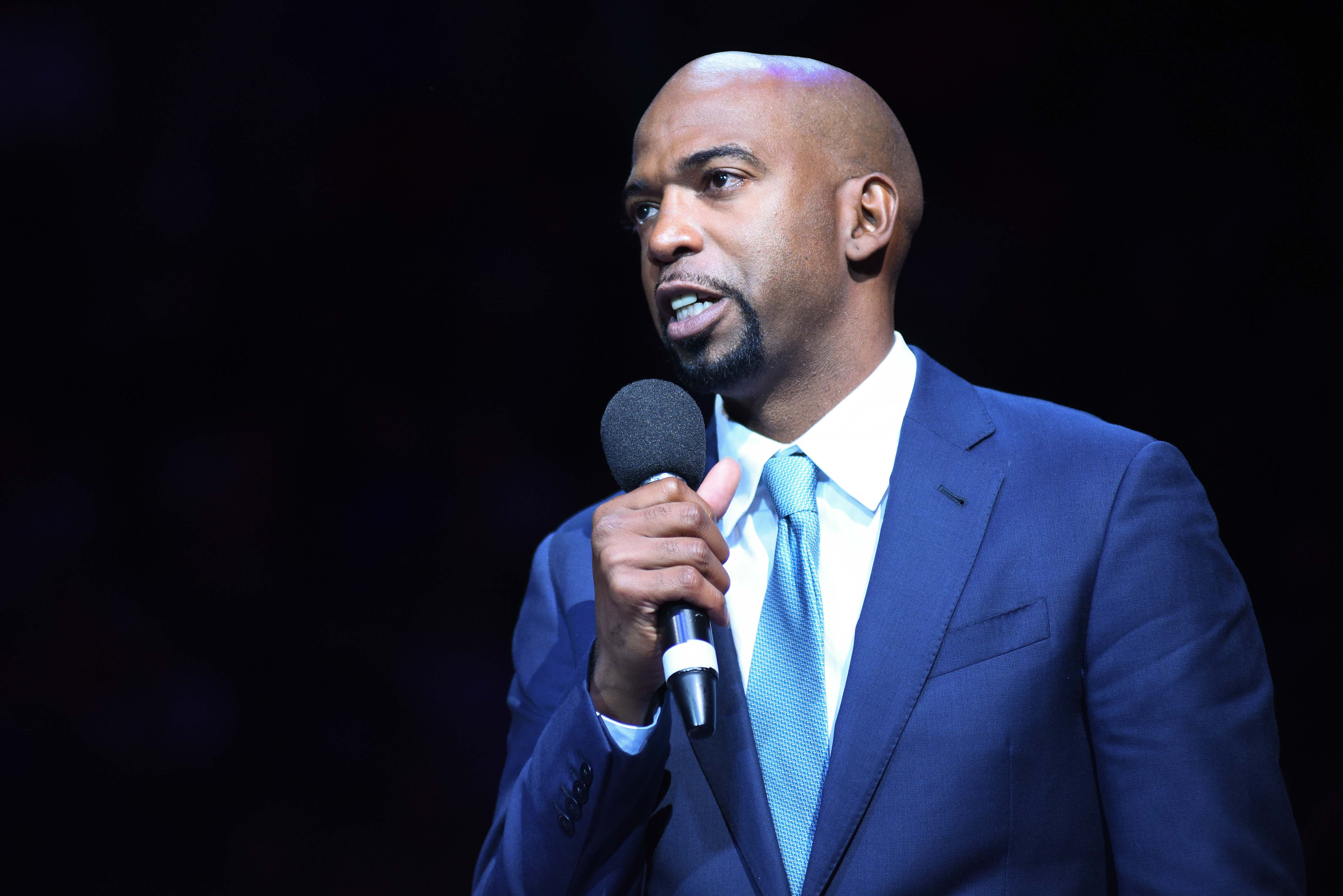 退役球星理查德-汉密尔顿举行了32号球衣退役仪式