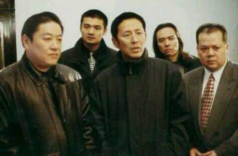 《黑洞》里黑帮老大聂明宇(陈道明饰)心狠手辣的副手张峰