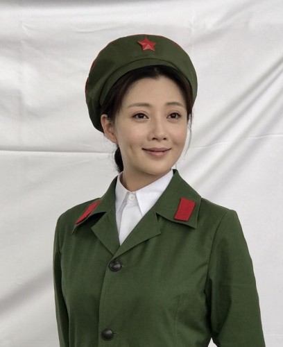 组图:殷桃晒军装对比照 称:胶原蛋白慢些走 组图:殷桃晒军装对比照 称:胶原蛋白慢些走