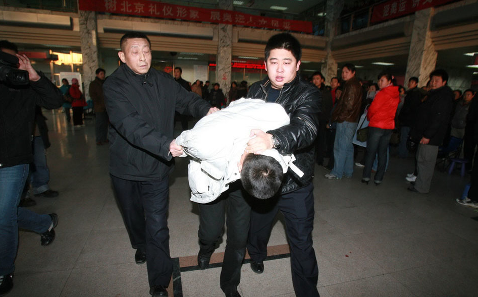 媒体关注北京医院挂号奇景:板凳瓶子当替身排队