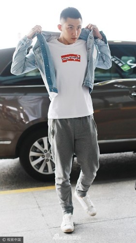 组图:撩妹于无形!黄景瑜提衣领耍帅 板寸头尽显雅痞范儿 组图:撩妹于无形!黄景瑜提衣领耍帅 板寸头尽显雅痞范儿