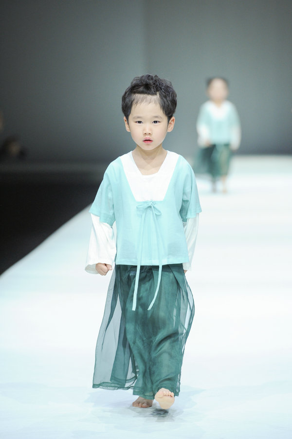 陆恩华柒主题汉服童装时装周发布