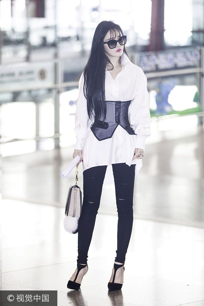 新浪娱乐讯 7月18日,冉莹颖一身黑白装扮现身首都机场,酷劲儿十足,白