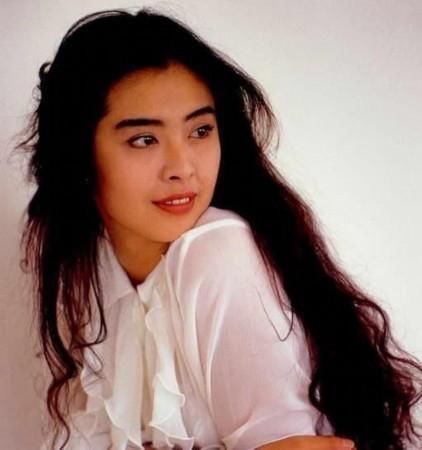 隐藏二十几年,王祖贤女儿大曝光,双耳失聪,父亲