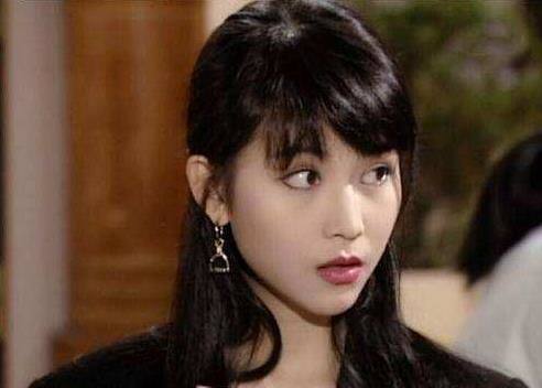 看了蔡少芬年轻时代的照片,现在的当红女星真