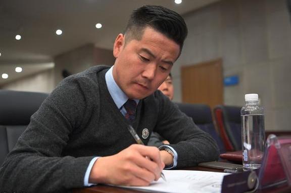 02年国足世界杯一脚击中巴西门柱,如今走上足