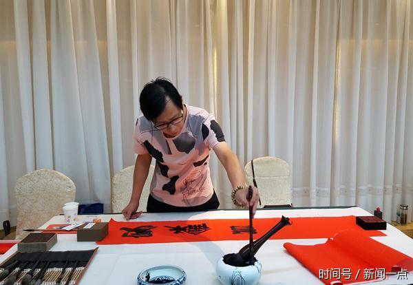 刘志扬左手执笔挥毫泼墨