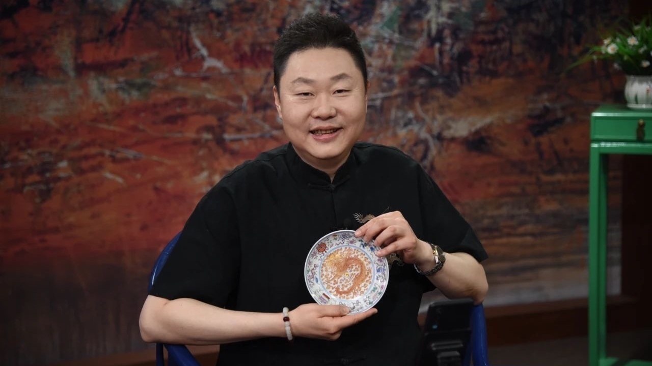 龙纹盘子是否官窑,藏友前来有何求助?周日《拍宝》见真相! 龙纹盘子是否官窑,藏友前来有何求助?周日《拍宝》见真相!
