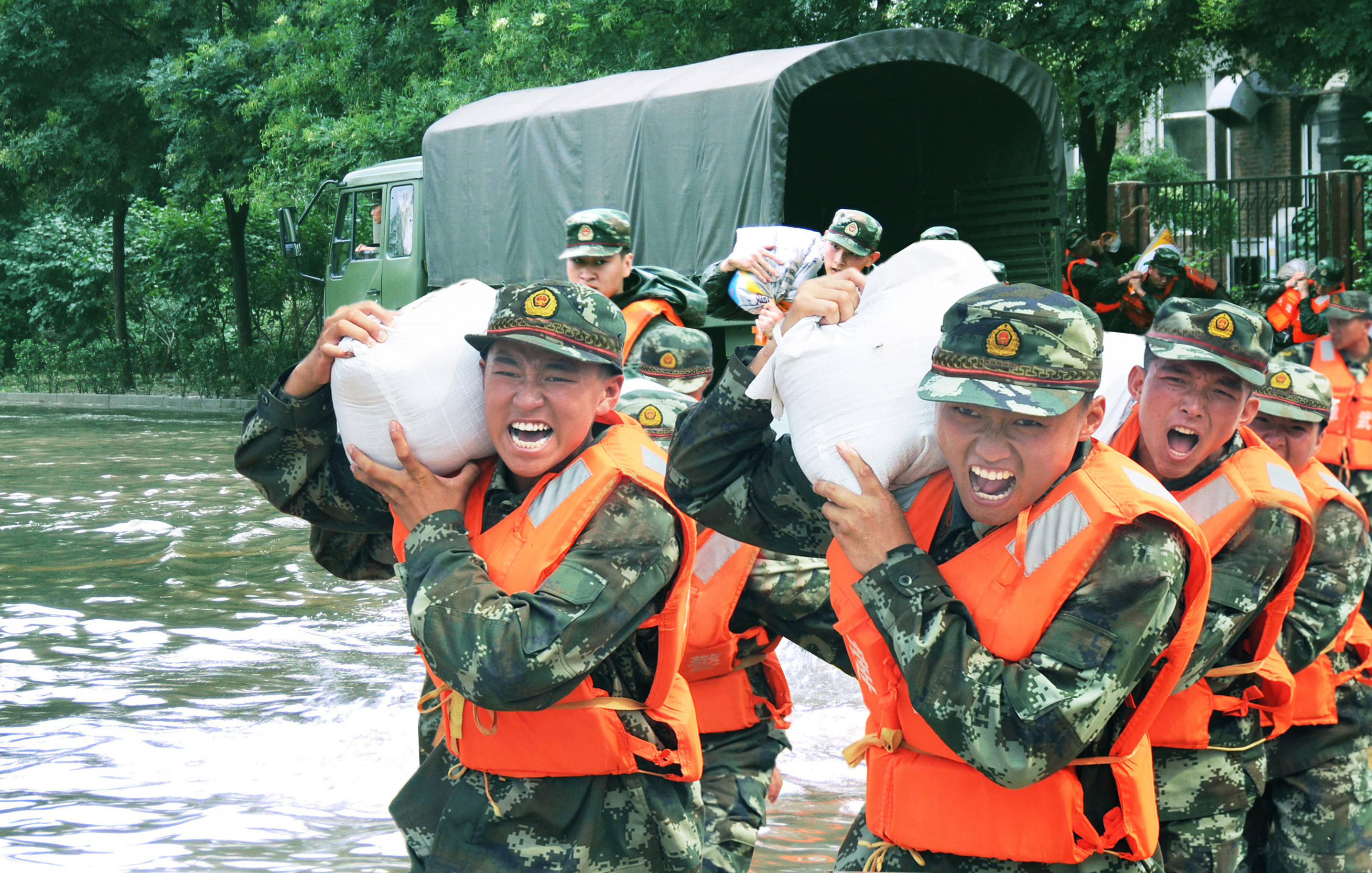 武警天津总队官兵参加驻地抗洪抢险。江传景摄
