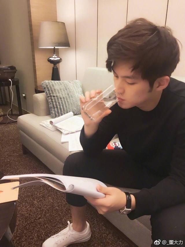 吴尊刘畊宏爸爸代表录《天天向上》,董力阿拉