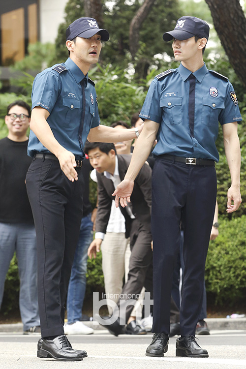 警厅小哥哥下线!崔始源沈昌珉今日退伍 敬礼告别