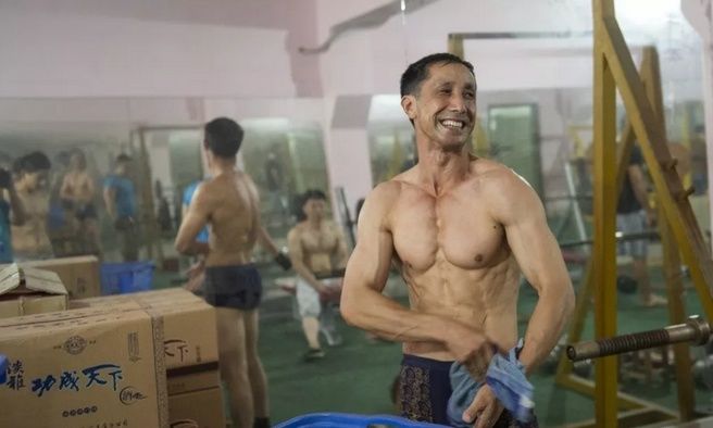 中国55岁环卫工坚持健身18年,一身肌肉不输年