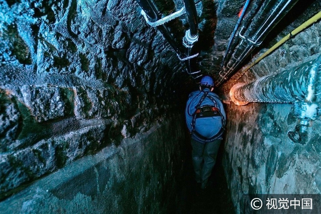 2008年2月21日,法国巴黎,工人在地下8米的下水道中进行检查。