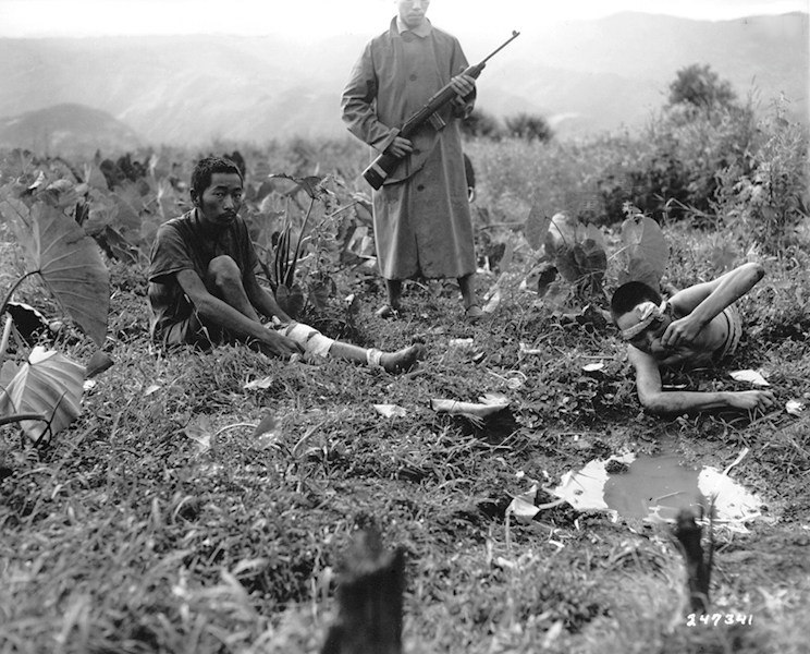 4月16日，日军高延大队决定在17 日凌晨对仁安羌的英军一部发动夜袭。18日，日军已经包围了仁安羌的英军，英军以坦克为先锋反复向公路突击，都遭到日军阻击。图为1944年9月3日，一名持枪的中国士兵看押两名在中国远征军攻克松山后负伤被俘的日军士兵。