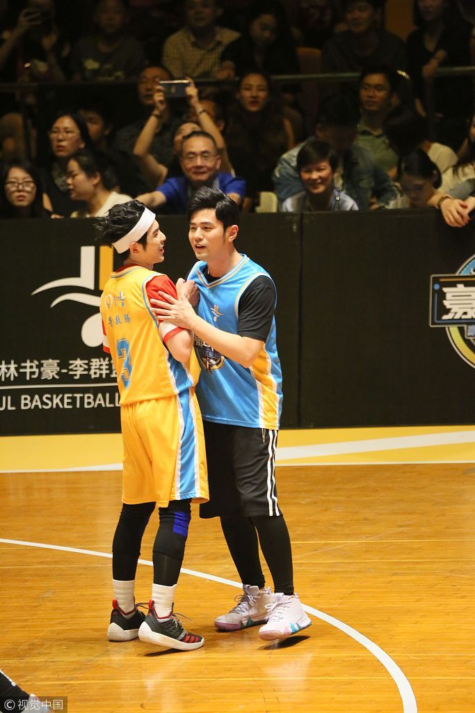 周杰伦与萧敬腾虽分战不同队伍，但两人时不时地交流让台下粉丝十分兴奋。