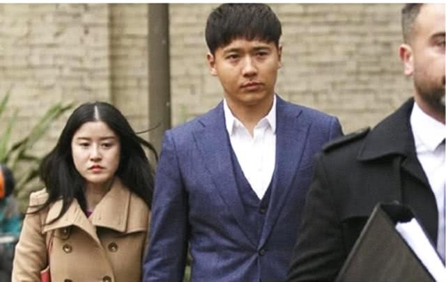 董璇懒理二婚传闻终露笑容 打扮时髦赶飞机却