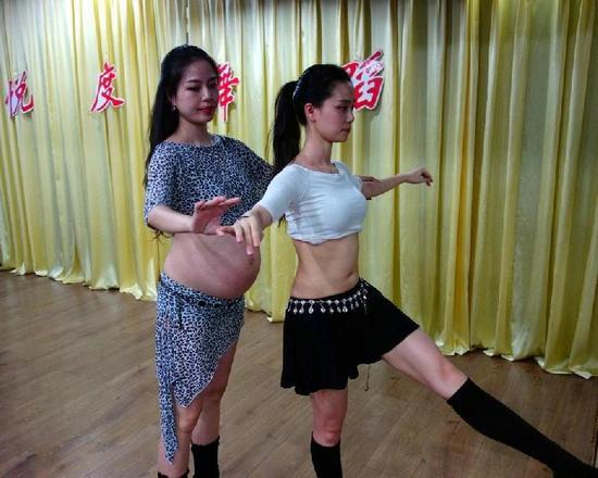 经过多年的学习，杨西欧已成为国内很受欢迎的东方舞新生代导师。在2016年在全国肚皮舞大赛中获得了专业组季军的好成绩。