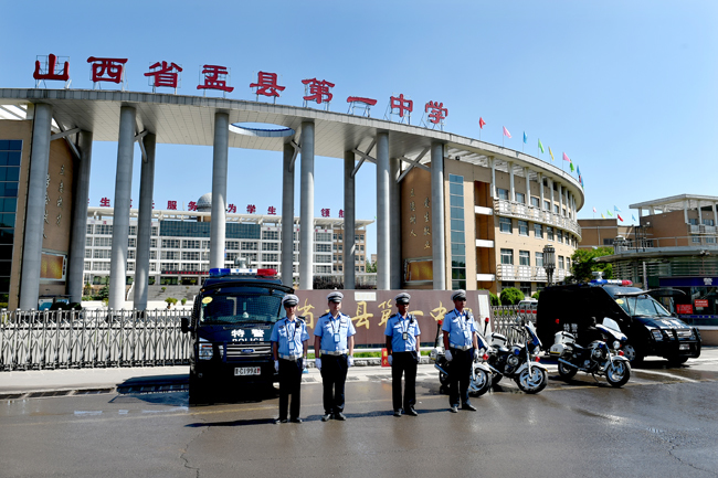 盂县县长孔禄泉到盂县一中考点巡考