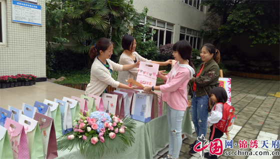 成都新津五津街道中心幼儿园举行感恩教师节