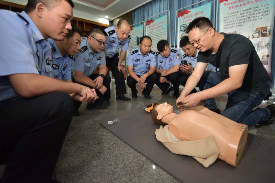 杭州基层派出所获赠10台心脏除颤仪 价值30万