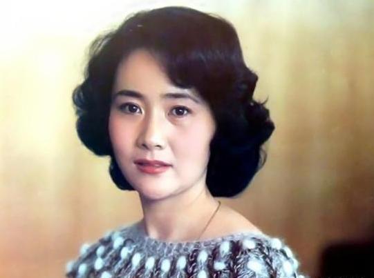 出身书香门第，当过化工厂工人，38岁一角大火，成励志单亲妈妈