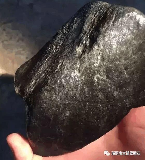 翡翠原石皮壳中的黑点都是些什么鬼?