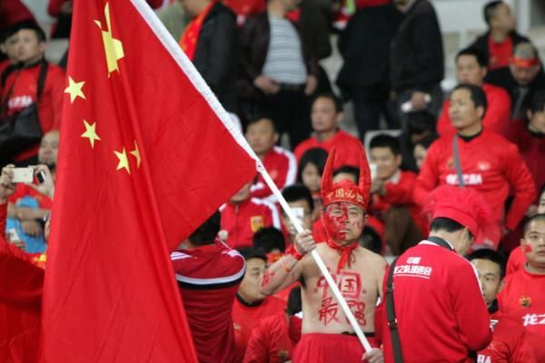 国足丢脸丢到全世界,国外媒体:真像贝尔在和小