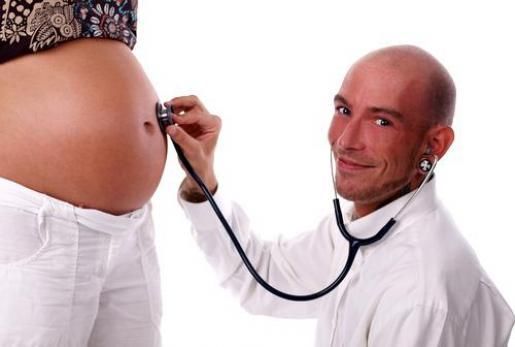 孕妇弯腰捡东西会伤到腹中胎儿吗?