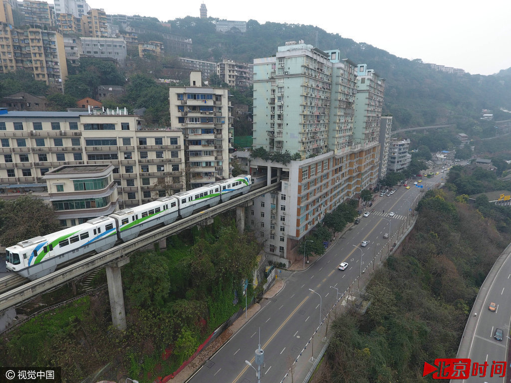重庆轻轨穿楼而过 居民楼与轻轨系同时建设 重庆轻轨穿楼而过 居民楼与轻轨系同时建设