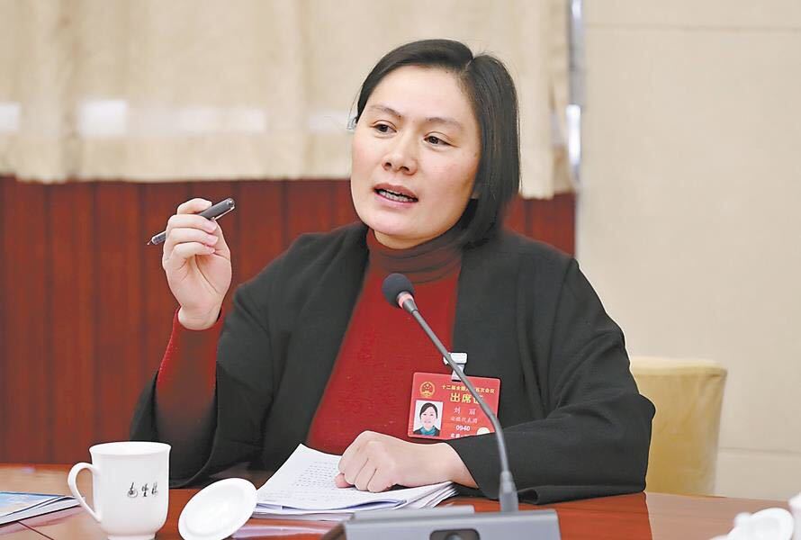 专访|刘丽：带着孩子开两会的最美洗脚妹