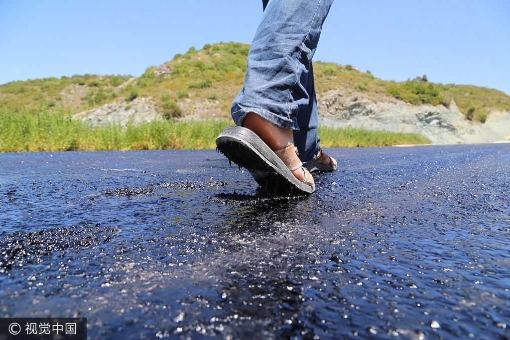 土耳其高温天马路热化了 行人鞋底被粘住