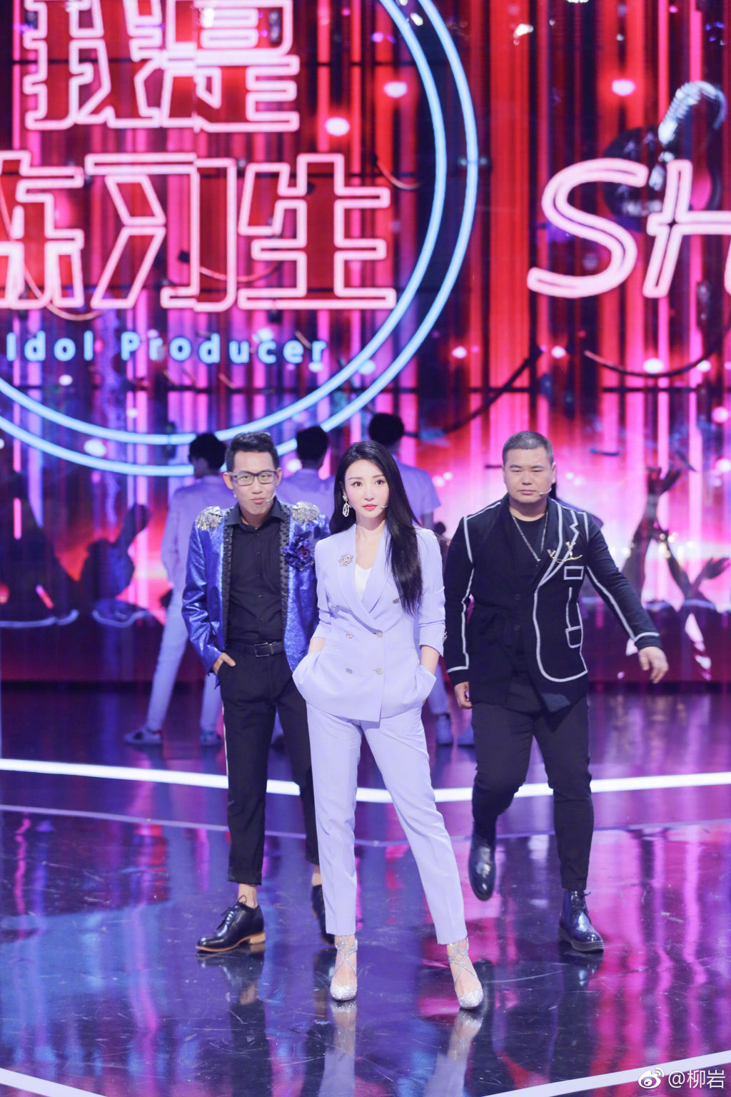 柳岩参加某综艺节目录制,亮钻高跟鞋搭配西服