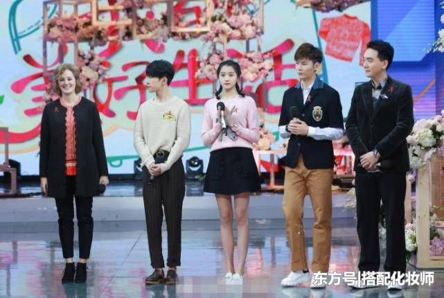 易烊千玺和关晓彤同上节目,都穿平底鞋,看出大