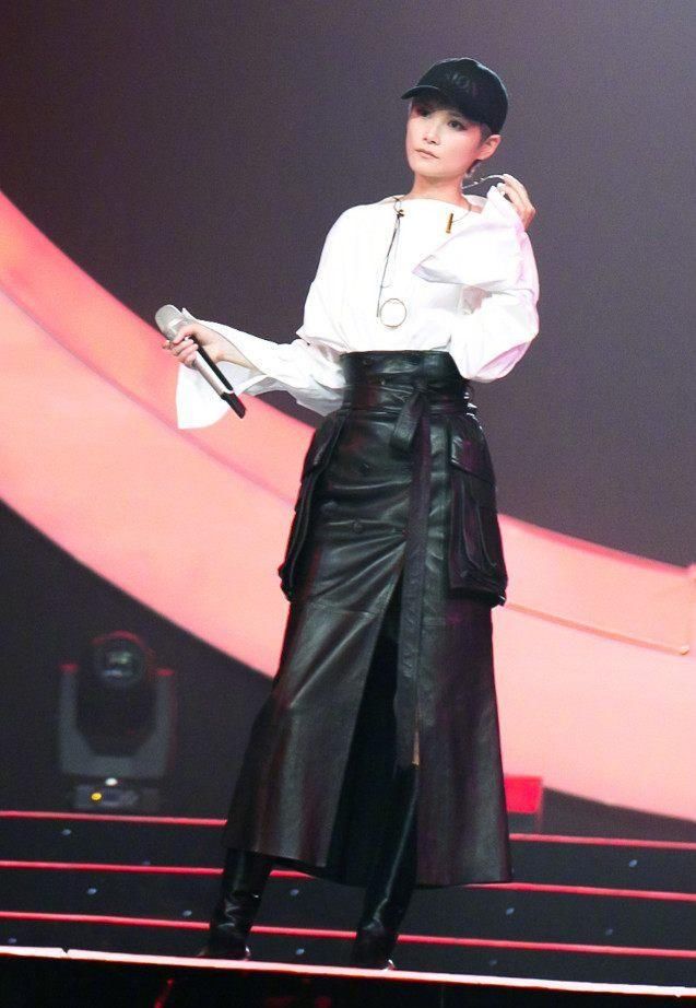 李宇春穿开叉裙了,简直女人味炸裂,是时候改口