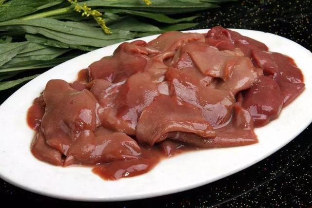 从锅中捞出 裹了一层红汤的鹅肠异常诱人~ 长长一根一口塞进嘴里… 那