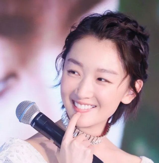 短发的赵丽颖周冬雨不烫不染,发型依然多变的