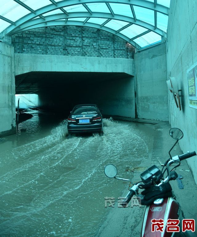 图为机动车涉水通过隧道.