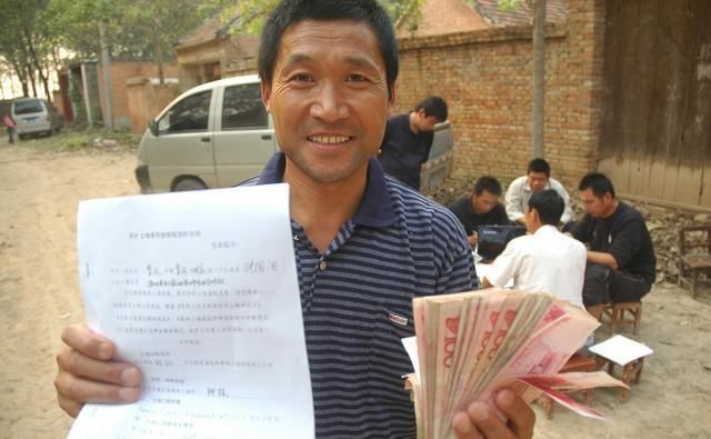 农民永久退出耕地,国家每亩地补贴10万元是真