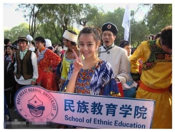 迪丽热巴素颜学生照流出,网友怒赞:这才叫天生