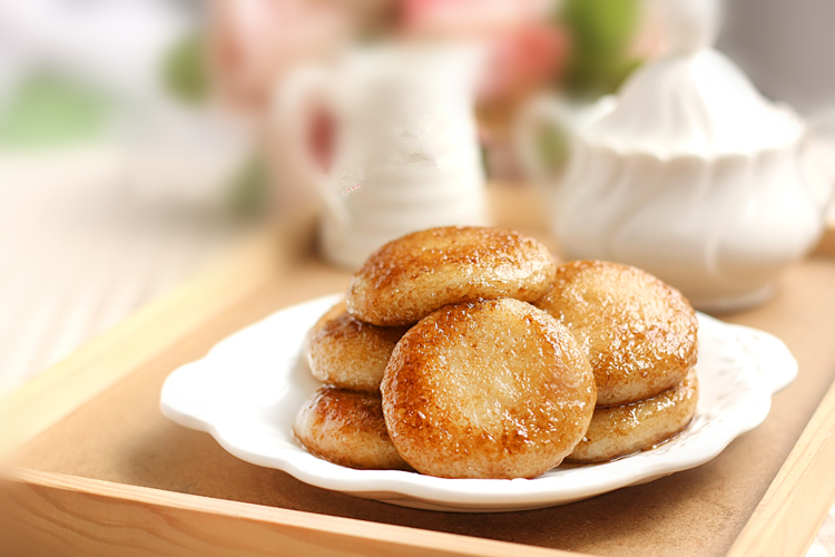 8、长沙：湘菜是中国八大菜系之一，讲求油重色浓、主味突出，尤其以辣、腊、香、鲜、酸见长。在长沙可以亲自品尝正宗湘菜——百鸟朝凤、组庵鱼翅、子龙脱袍、三层套鸡、长沙麻仁香酥鸭等等。长沙的风味小吃如同湘菜一样，有着自己独特的魅力，数不胜数。