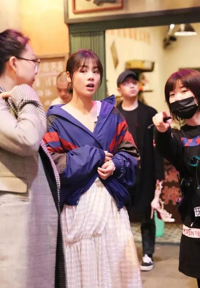 综艺版《唐人街探案》:吴磊何炅情侣装吸睛,邓