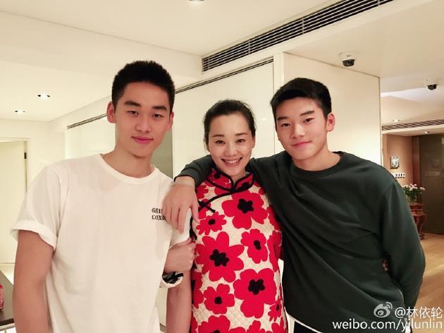 林依轮为儿子庆生 老婆穿花旗袍美貌出镜
